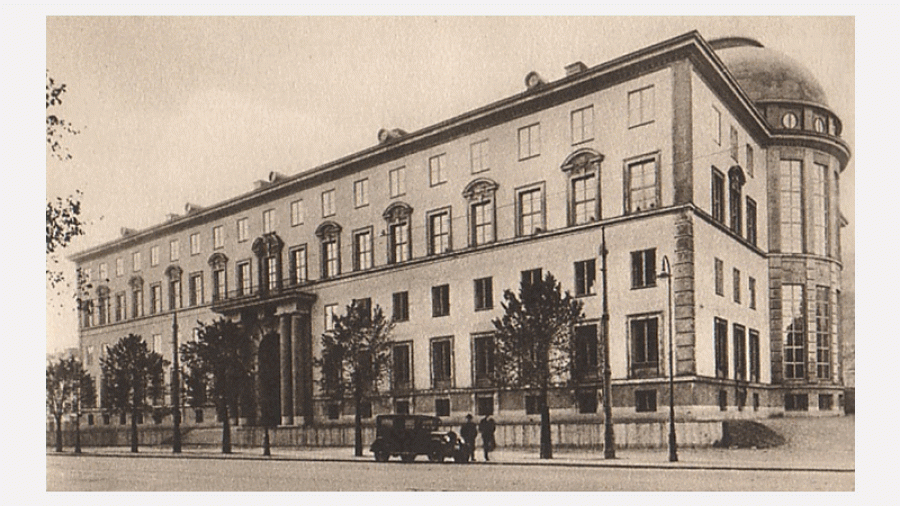 För den högre handelsutbildningen grundades 1909 Stockholms handelshögskola, vars byggnad vid Sveavägen invigdes 1926. 